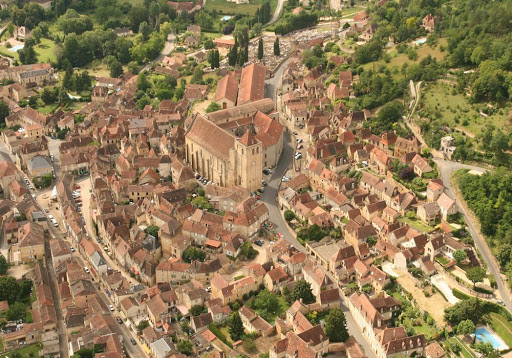 Vue aérienne village médiéval église Bourgogne France
