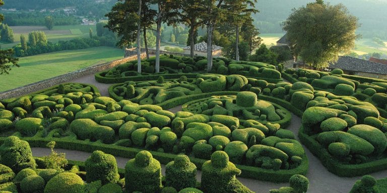 Jardin de buis sculptés à vue panoramique.